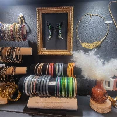 Le belle Simone créatrice, bracelets en corne de buffle et en perles de verres, de magnifiques boucl