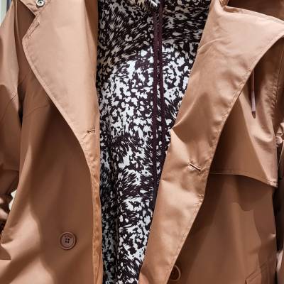 Trench, sweat imprimé décalé pour une demi-saison.