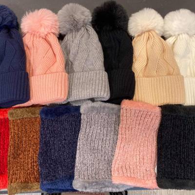 Bonnet pompon 7€95 Et son tour de cou à 4€95 . On se réchauffe !