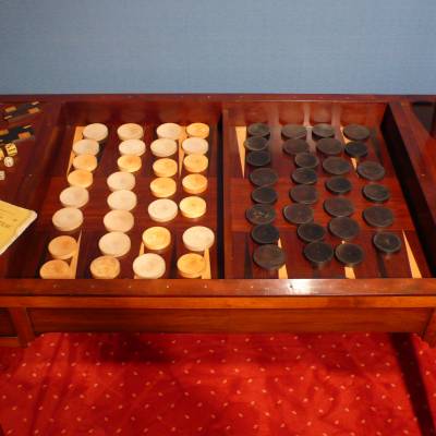 Bureau transformable en Table à jeux dite tric-trac en acajou d’époque Restauration.