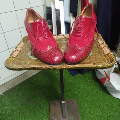 Chaussures rouges petit talon pointure 38. 10 €
